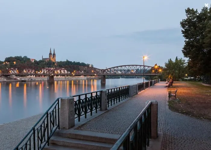 Cozy Family Riverside In Prague