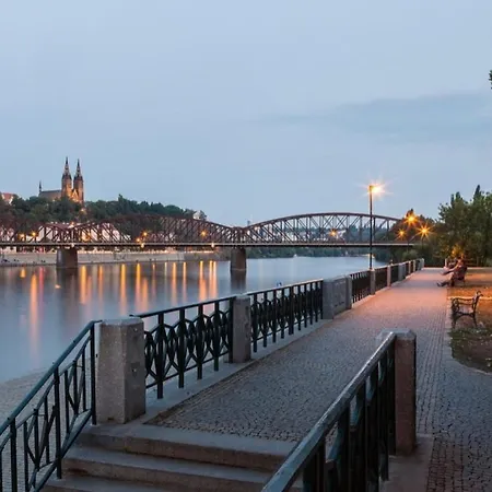 Cozy Family Riverside In Prag